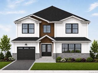 45 Bond Ln, Hicksville, NY 11801