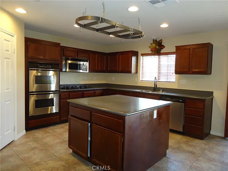 1093 Tangerine Dr — Photo 3