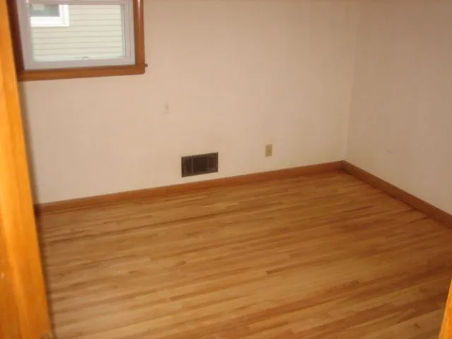 3 bed, 1.0 bath, 1976 sqft, $1,650 — Photo 4