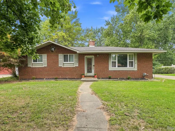 14474 Swanee Beach Dr, Fenton, MI 48430