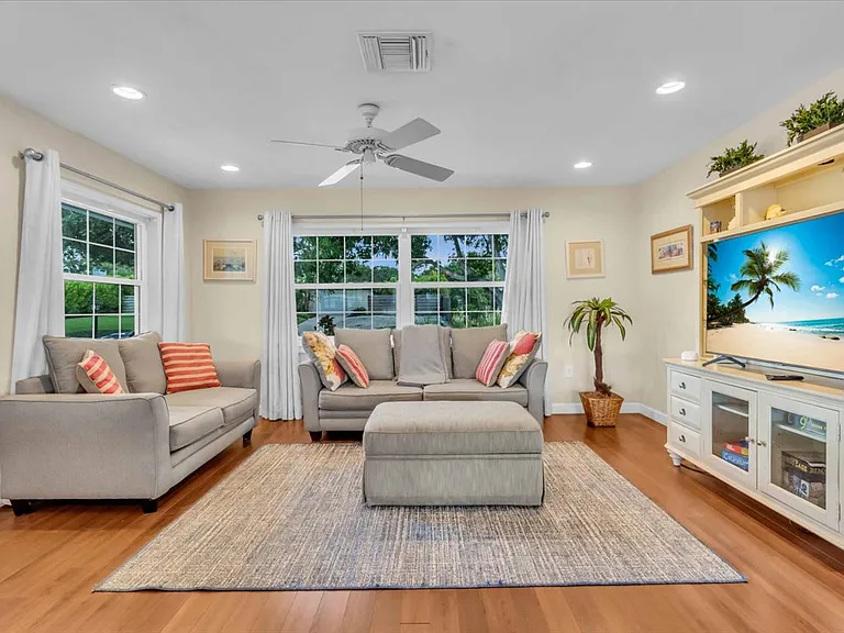2732 Valencia Dr — Photo 14