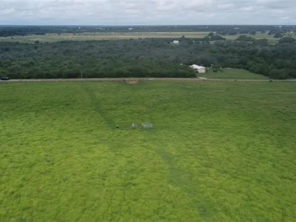 901 Walker Rd, Goliad, TX 77963