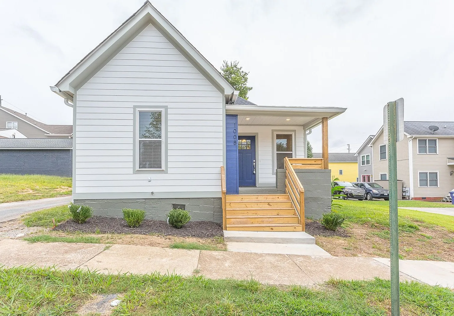 3 Bedroom Home Close To Utc, Lawncare Included! — Photo 1