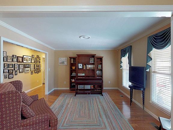 5th image of 106 Surrey Ln