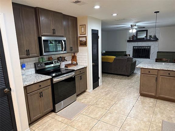 5th image of 124 N POINTE DRIVE