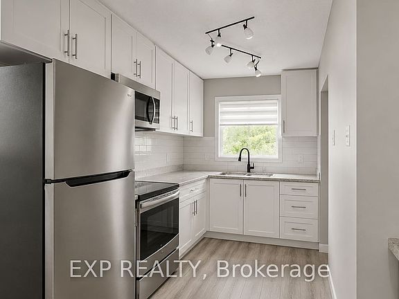 3rd image of 87 Wellington St E