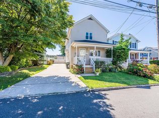 16 Henderson Ave, Port Washington, NY 11050