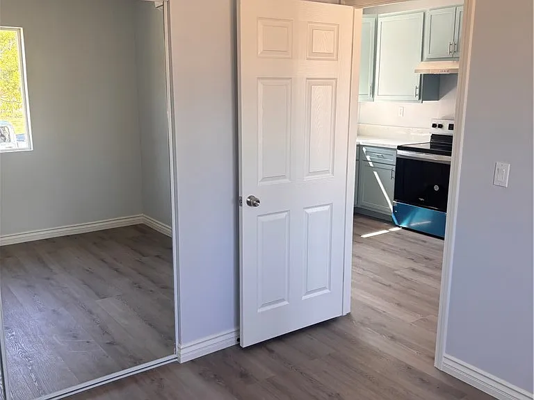 10133 Kester Ave — Photo 10