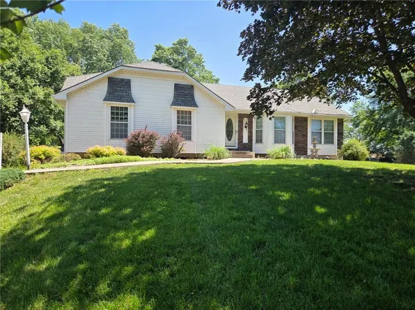 14233 Parish Dr, Saint Joseph, MO 64505