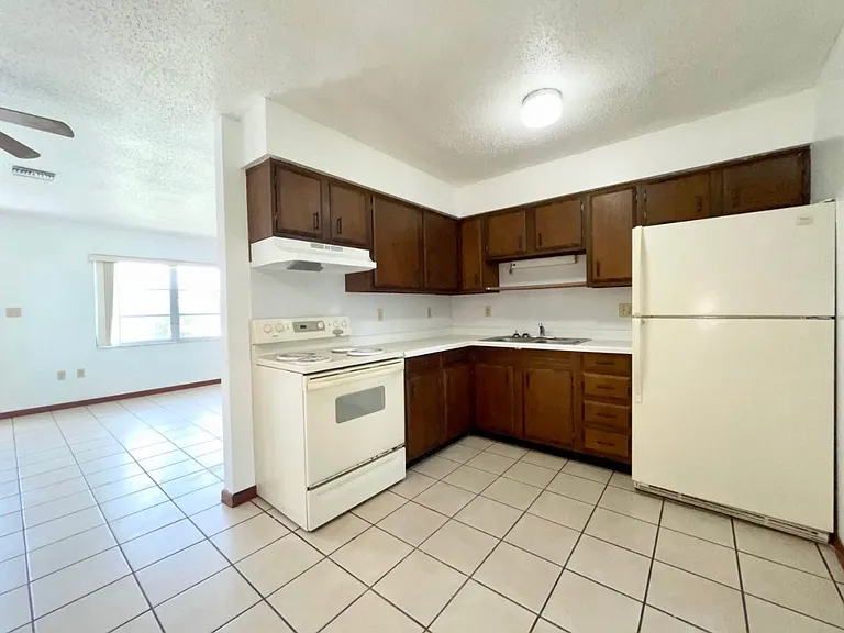 1474 Kerry Dr — Photo 4