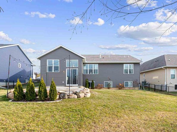 2918 Terrapin Dr, Hiawatha, IA 52233