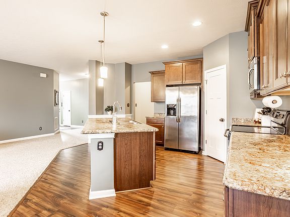 5th image of 652 Nuttal St.