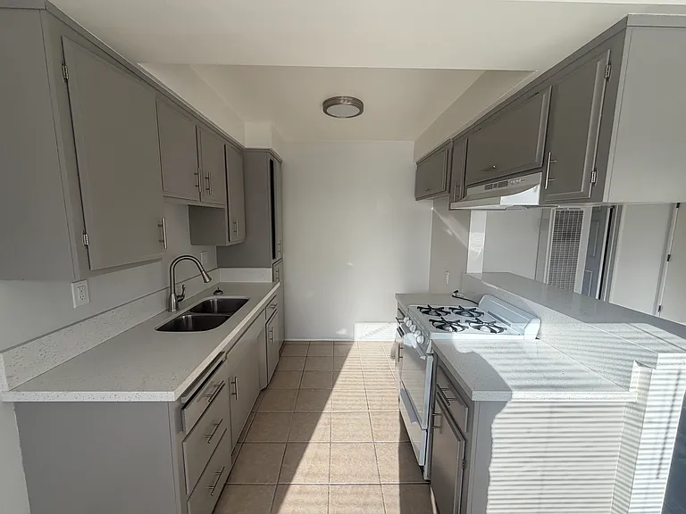 454 W 9th St #2 — Photo 5