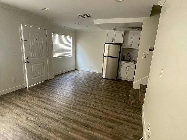 1037 Linden Ave #8 — Photo 7