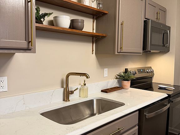 2nd image of 1018 1/2 Mound St #1