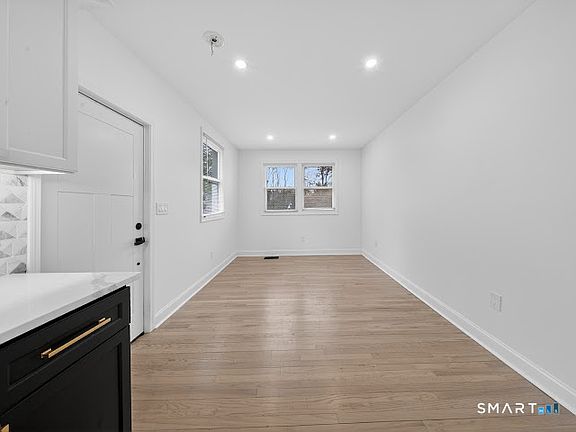 3rd image of 20 Oakridge Road