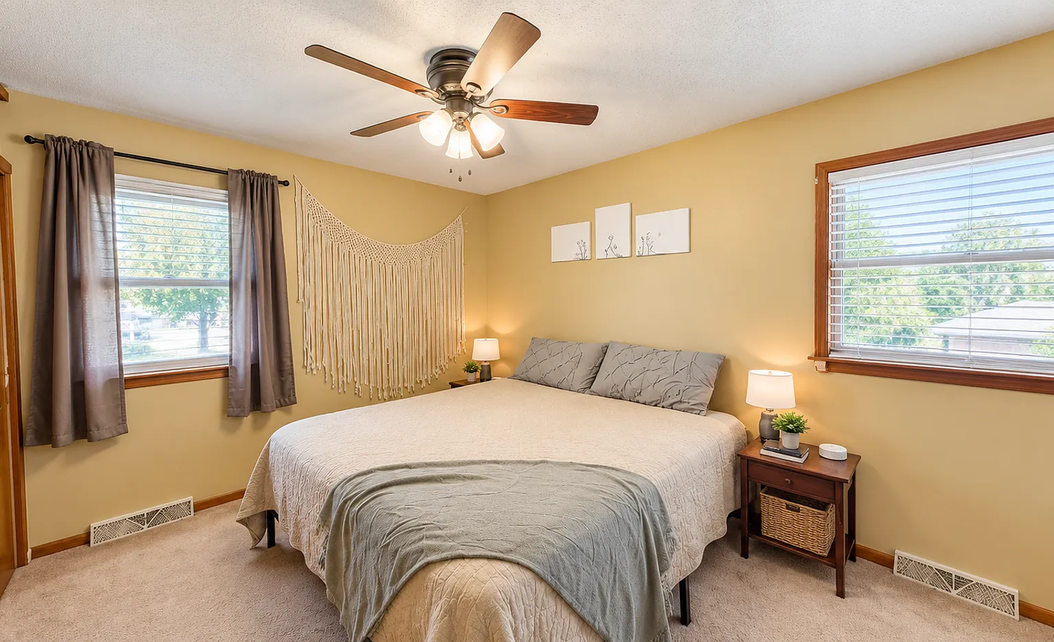 3D Tour Available - Fenced-in Yard + Charming & Cozy + Washer & Dryer Included! Available Novembe... — Photo 4
