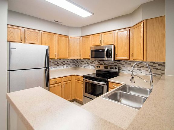 Large One Bedroom/One Bathroom: 900 SF