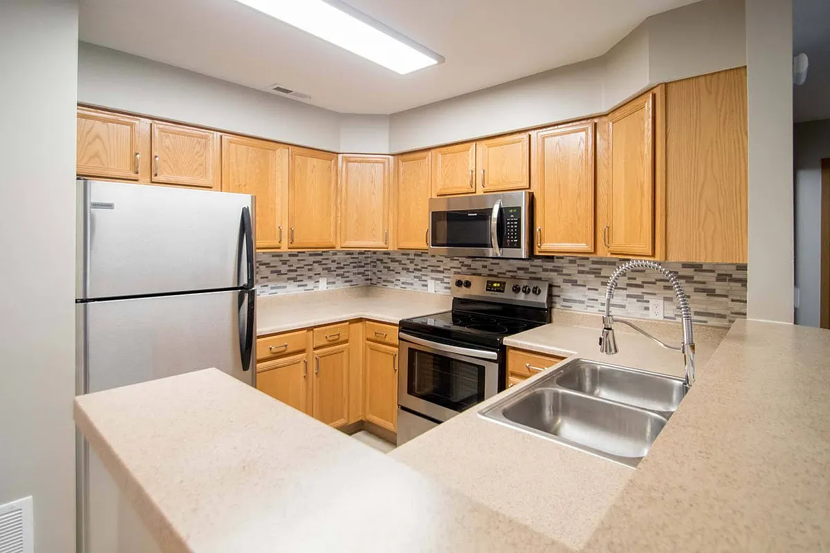 Large One Bedroom/One Bathroom: 900 SF - Northridge