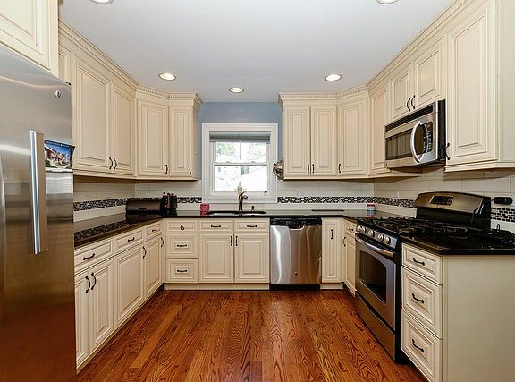 4th image of 2528 W Jarvis Ave