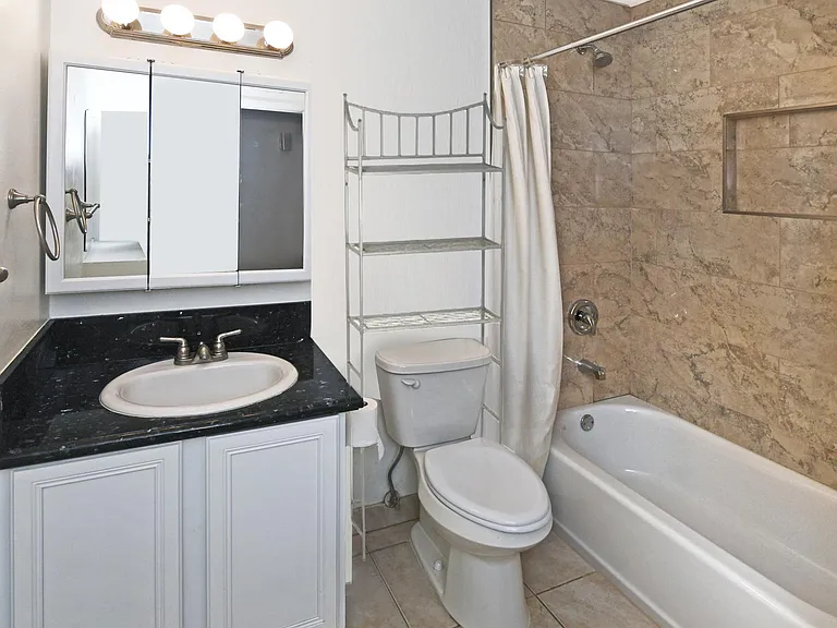 2913 S Elm St — Photo 11