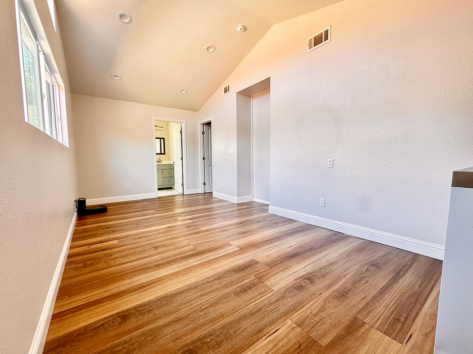 Studio, 400 sqft, $2,038 — Photo 1
