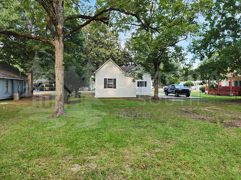 215 Adams St — Photo 4