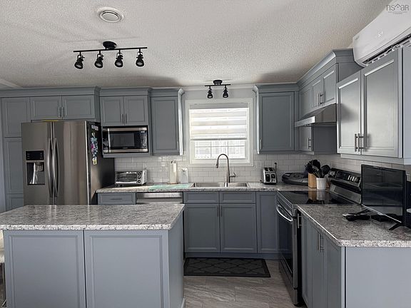 5th image of 174 Sherbrooke Ave