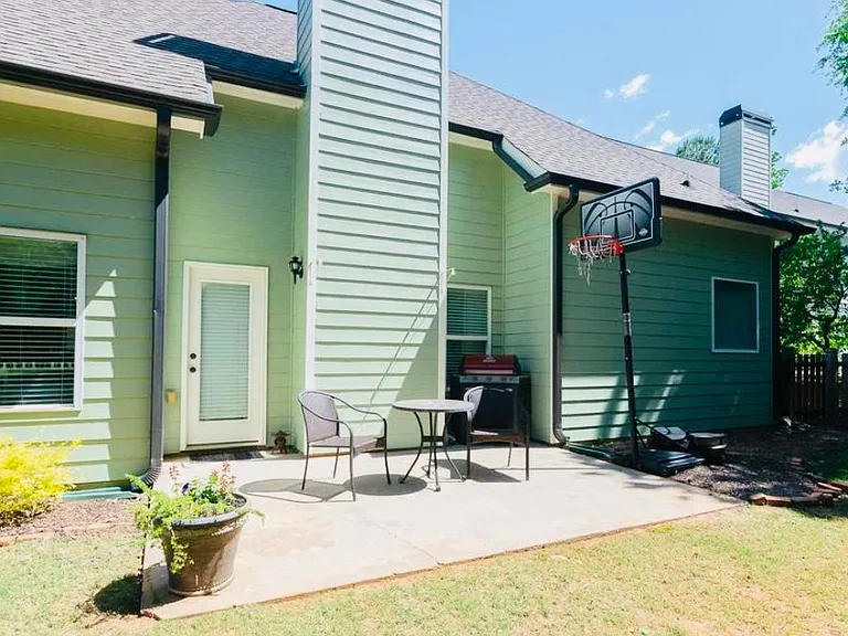 Fenced back yard w lawn care included