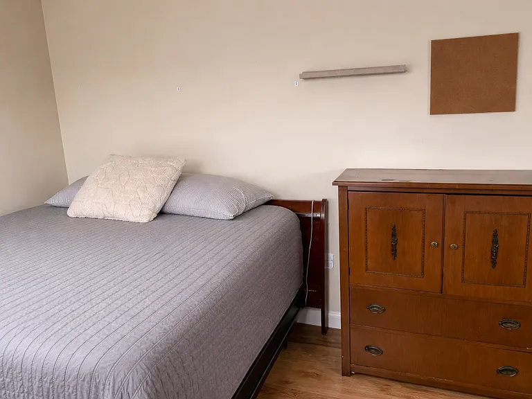 Bedroom B: $930 Private room with Queen sized bed