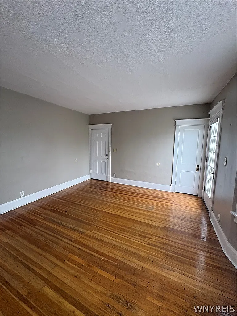 3 bed, 1.0 bath, 1341 sqft, $1,800 — Photo 3