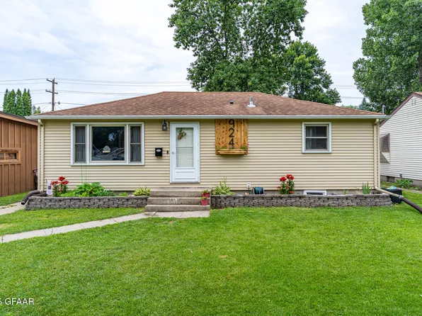 924 S 18th St, Grand Forks, ND 58201