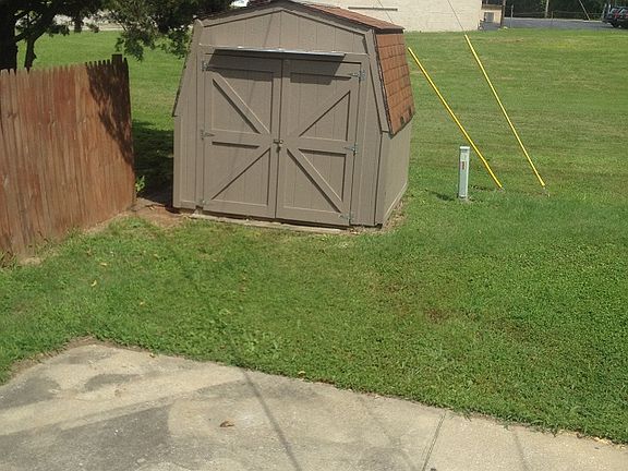 2nd image of 931 E Fairlawn Cir