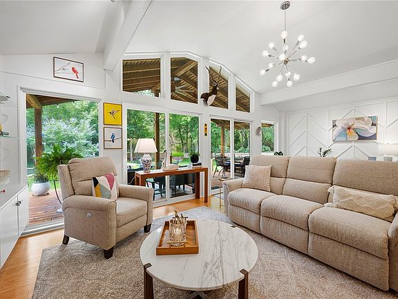5th image of 303 Brookside Dr E