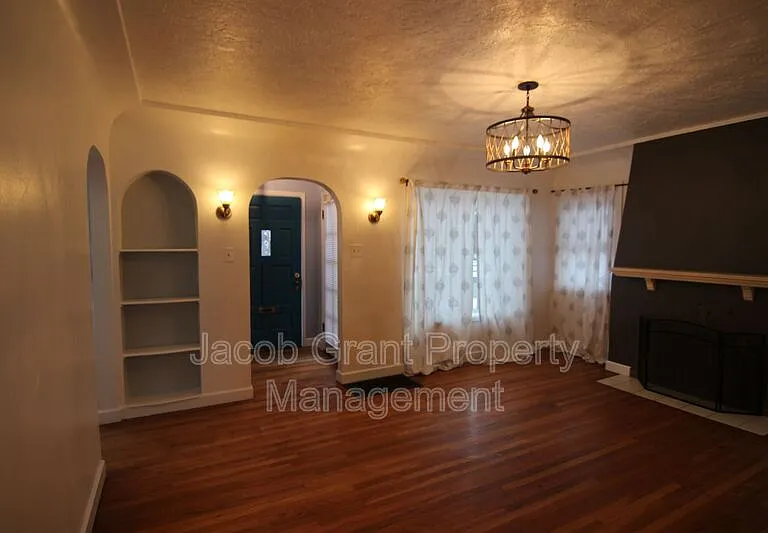164 E 13th St — Photo 3