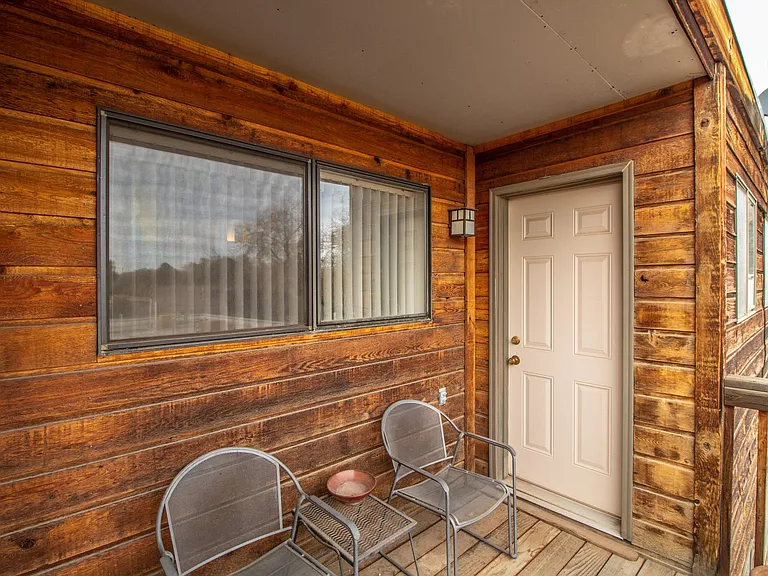 1005 E Navajo St — Photo 3
