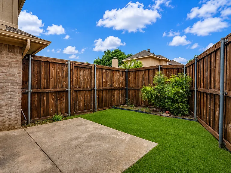 524 Raintree Cir — Photo 22