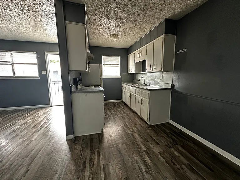 1302 Harris Apartments — Photo 3