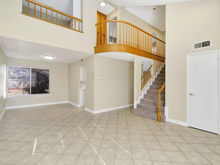 6733 N Warren Ave — Photo 7