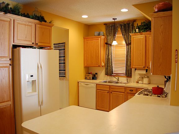 Kitchen with eat-in counter