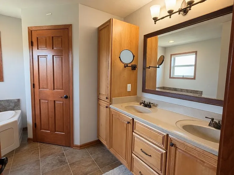 1443 Bethesda Cir — Photo 38