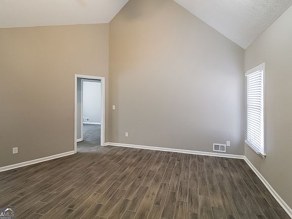 4th image of 25 E Country Woods Dr