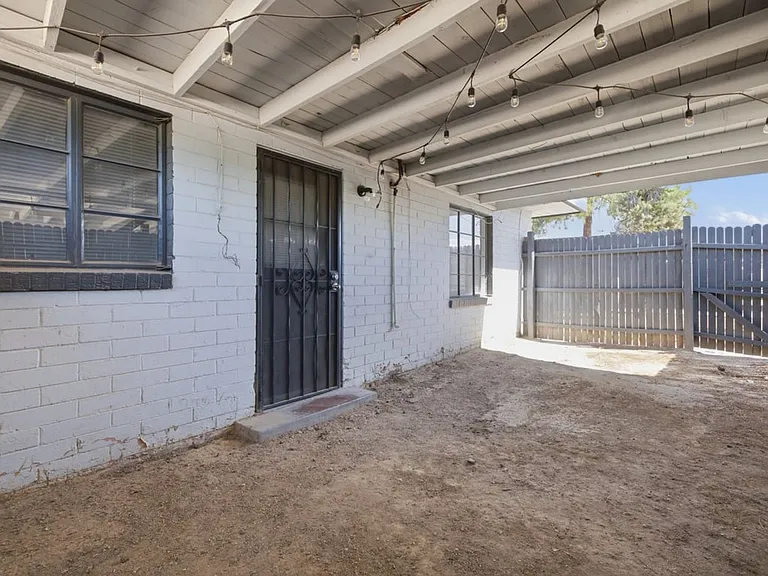 2130 N Forgeus Ave #B — Photo 16