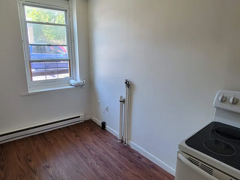 Front 611 N — Photo 6