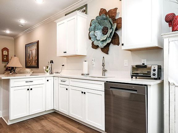 5th image of 392 NE Bellingham Dr
