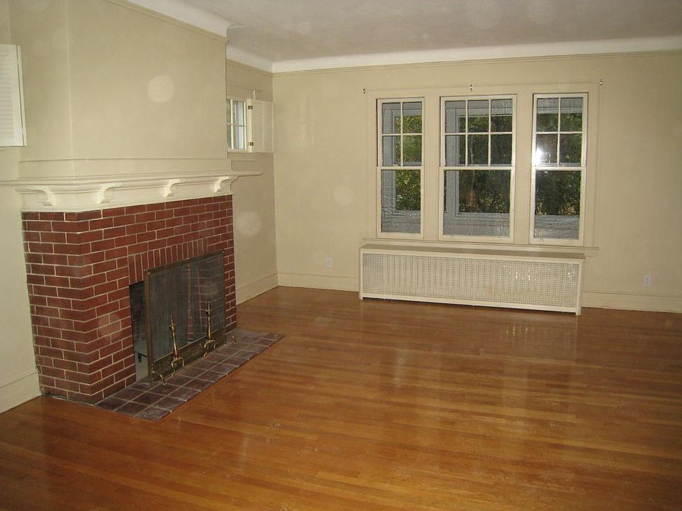 1st image of 935 W Boulevard # Second Floor