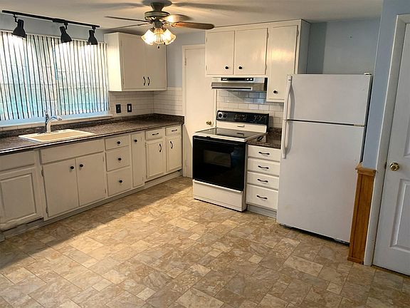 Eat-In Kitchen