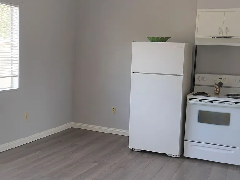 214-216 N Canyon Dr — Photo 4