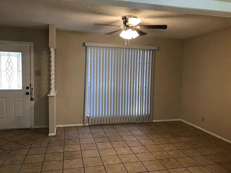 205 Beverly Dr — Photo 2
