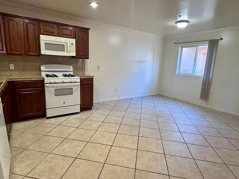 13525 Vanowen St #305 — Photo 5